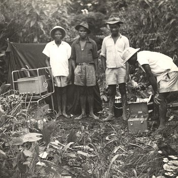 ${folderTitle} 22: Gabon 1952; l'équipe d'André Cortiez ${"Fichier: "|fileName} © Pierre Cortiez
