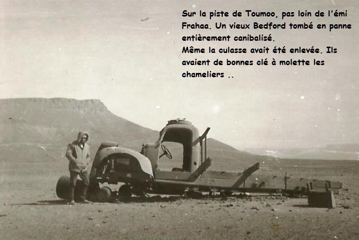 Septembre 1960 à septembre 1961 nord Niger à Madama par André Muiras Un camion cannibalisé .. même la culasse enlevée. Par qui ? Point de passage des chameliers .. avec une clé à molette certainement. ${"Fichier: "|fileName} © André Muiras
