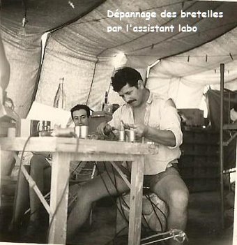 Septembre 1960 à septembre 1961 nord Niger à Madama par André Muiras Dépannage des bretelles géophones par l'assistant labo ${"Fichier: "|fileName} © André Muiras