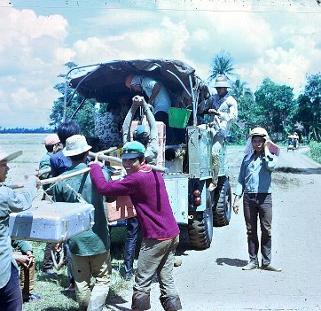 1971: Indonésie, le terrain Le terrain en Indonésie en 1971; Transport du Labo ${"Fichier: "|fileName} © Jean Yves GABORIT