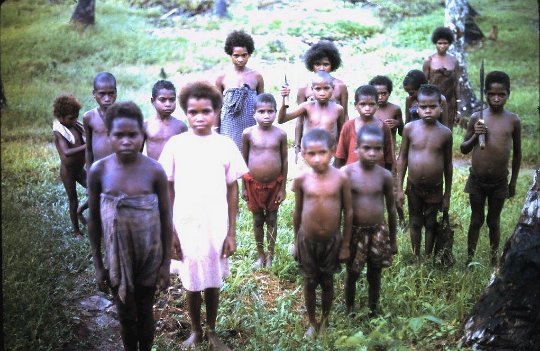 1974_Irian_Jaya_011 camp CGG Katimin 1974: enfants papous ${"Fichier: "|fileName} © "Un ancien qui vit en Indonésie Java"