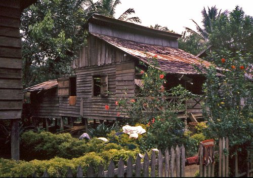 1986: Indonésie par Arnaud Bouvet Une habitation ${"Fichier: "|fileName} © Arnaud Bouvet